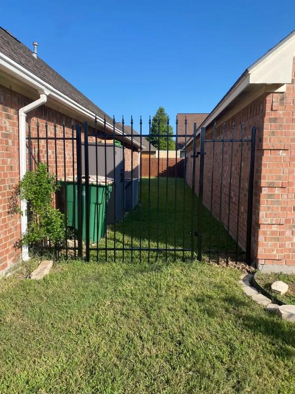 Aluminum Fence project photo 8 in Victoria County, TX