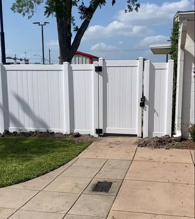 Vinyl Fence project photo 2 in Victoria County, TX