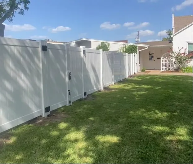 Vinyl Fence project photo 3 in Victoria County, TX